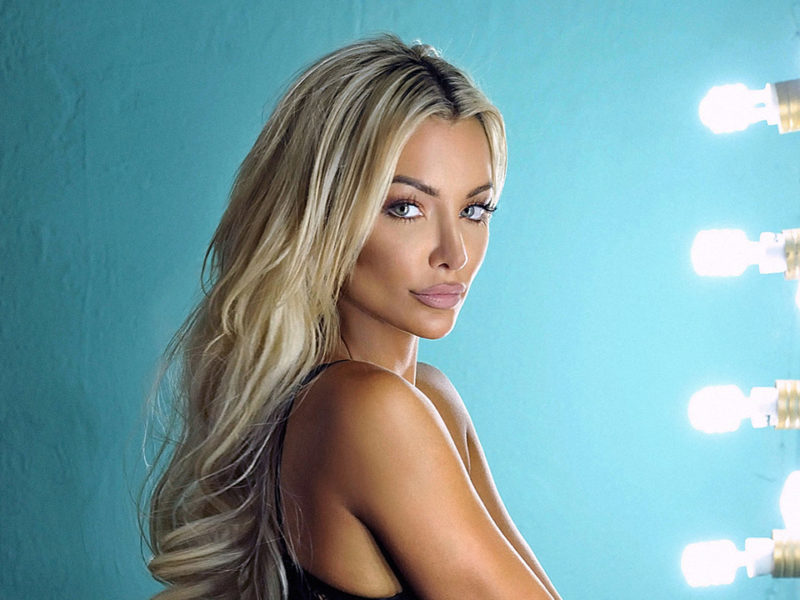 An image of Lindsey Pelas